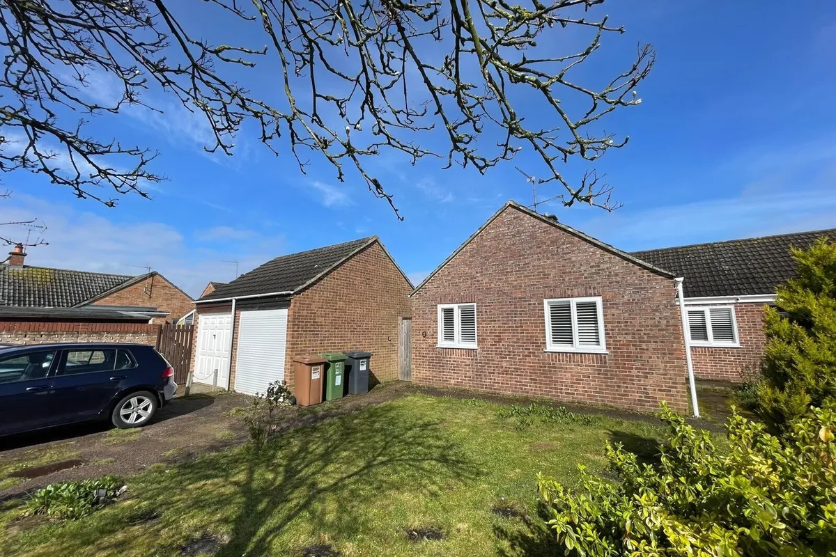 Thompson Avenue, HOLT