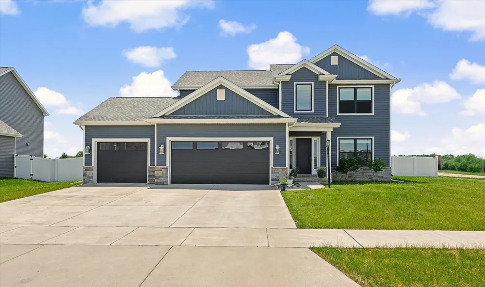 301 Sutton St, Savoy, IL 61874