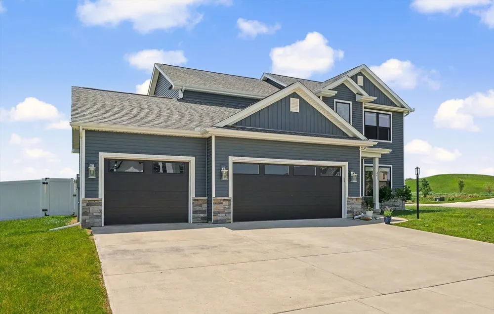 301 Sutton St, Savoy, IL 61874