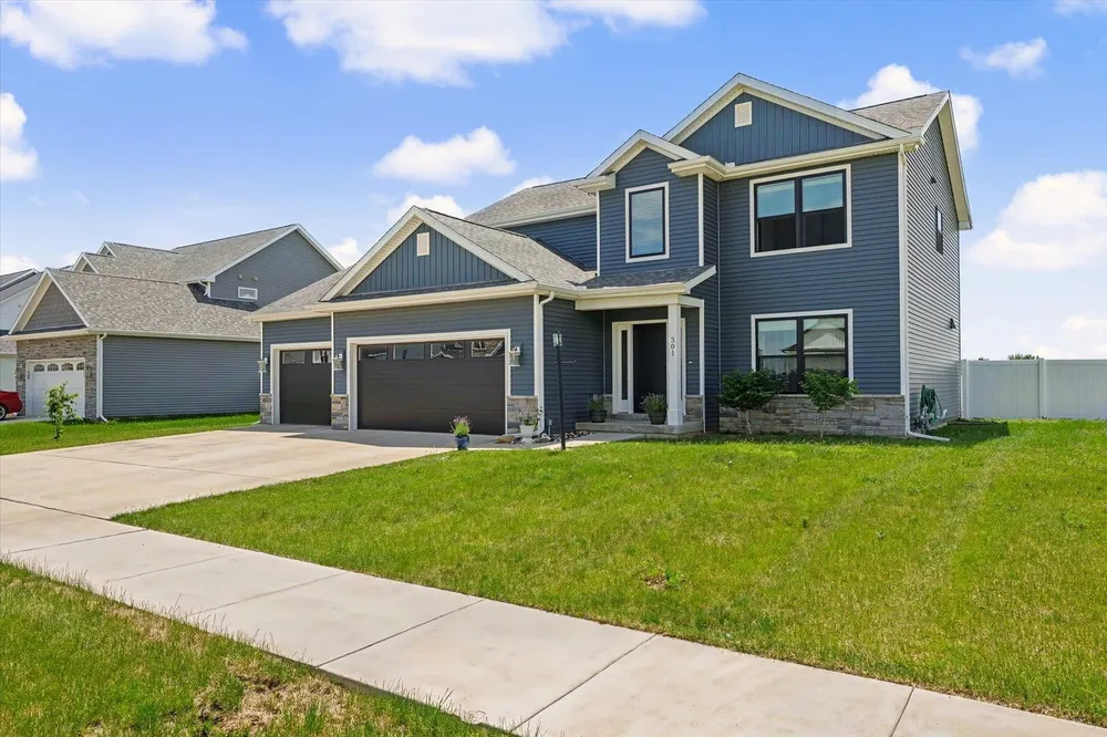 301 Sutton St, Savoy, IL 61874