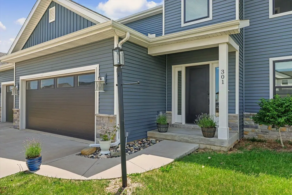 301 Sutton St, Savoy, IL 61874