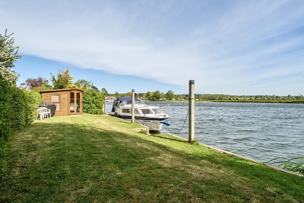 Riverside, Bourne End, SL8 photo 2