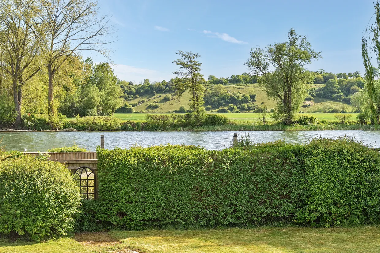 Riverside, Bourne End, SL8 photo 3