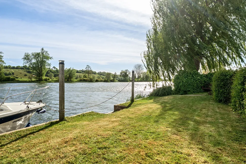 Riverside, Bourne End, SL8 photo 19