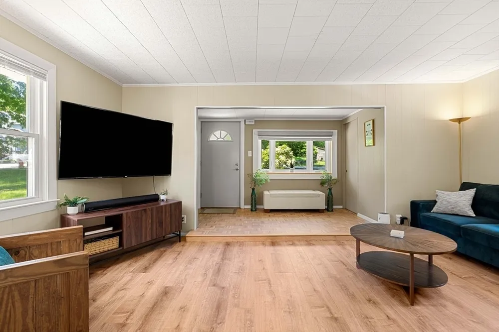 25 Wonderland Ave, Saugus, MA 01906