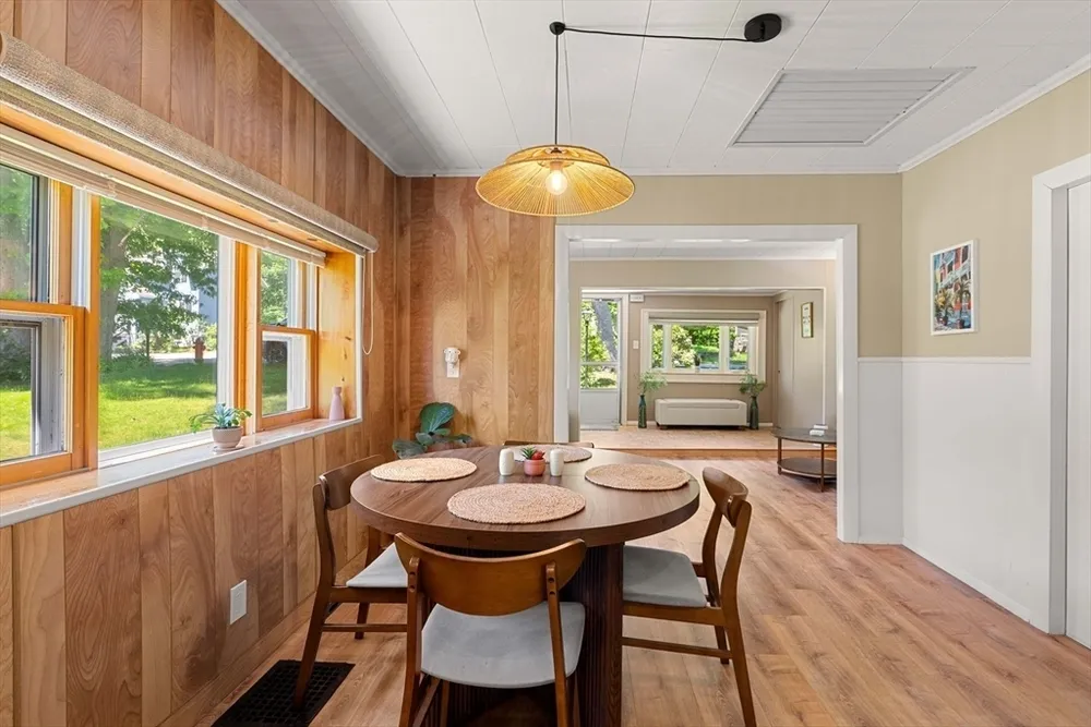 25 Wonderland Ave, Saugus, MA 01906