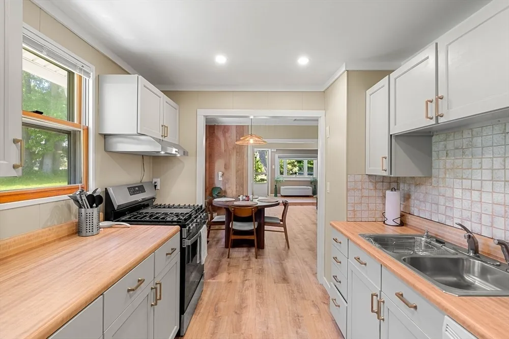 25 Wonderland Ave, Saugus, MA 01906