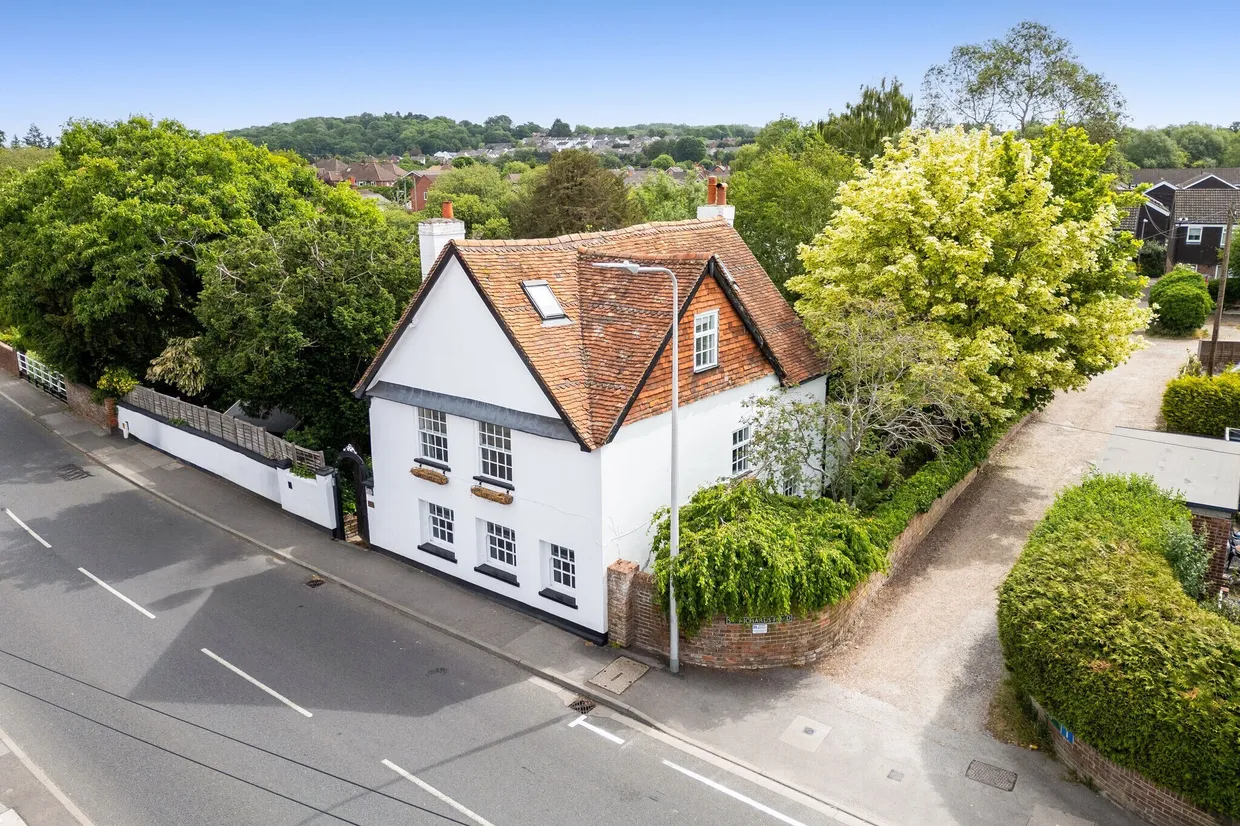 Shaw Road, Newbury, RG14 photo 1