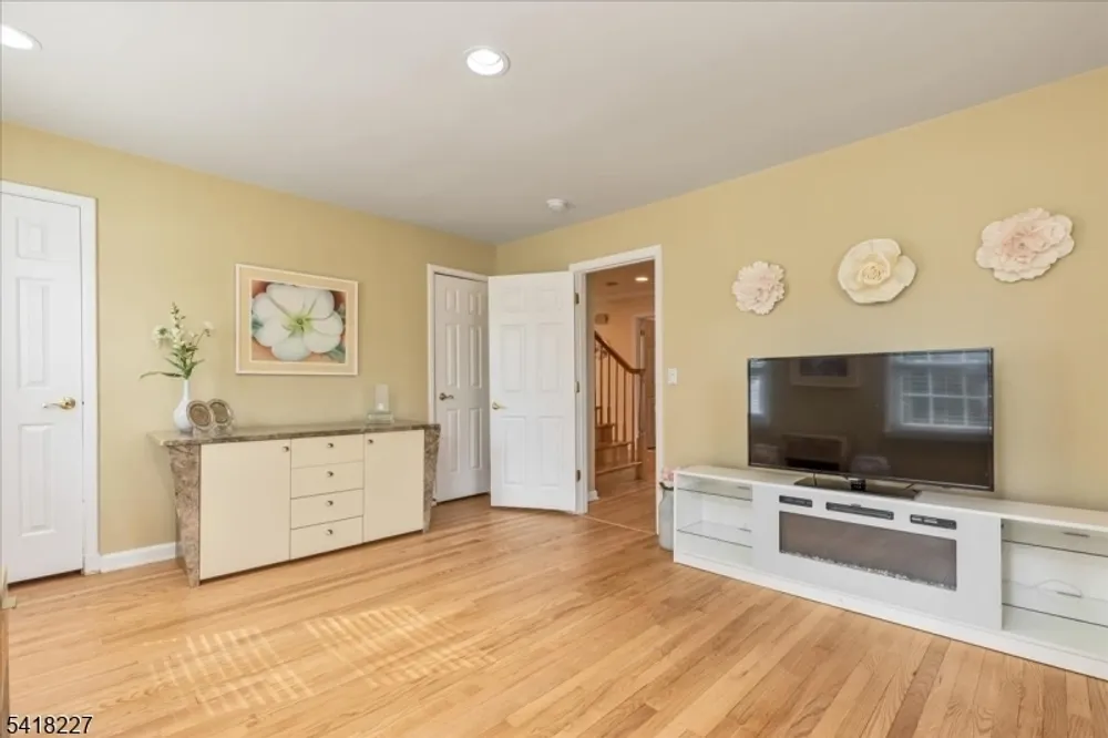 29 Mohawk Trail, Westfield, NJ 07090