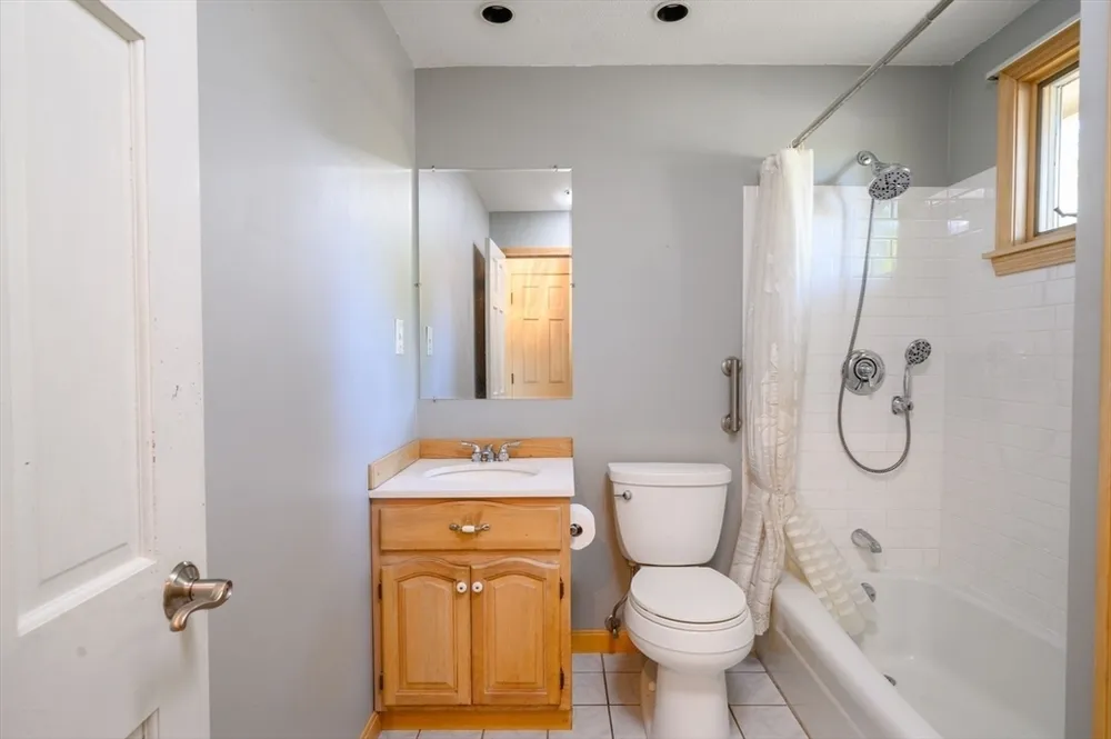 371 Gardner St, Hingham, MA 02043