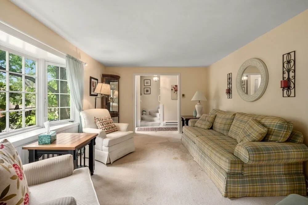 73 Hood Rd, Tewksbury, MA 01876-1058