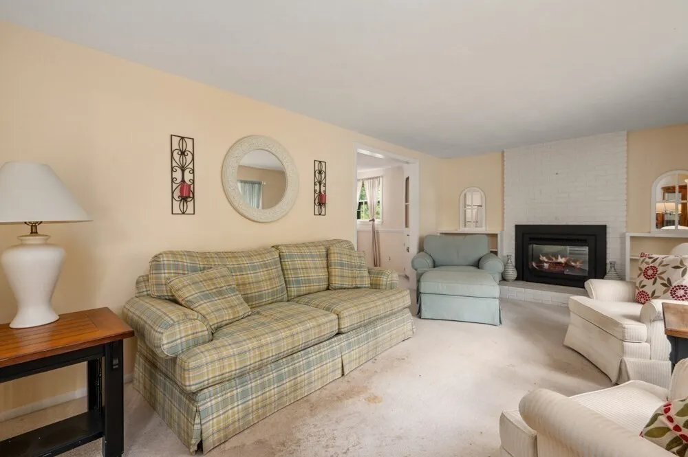 73 Hood Rd, Tewksbury, MA 01876-1058