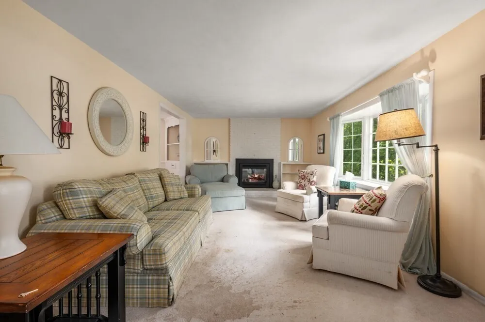 73 Hood Rd, Tewksbury, MA 01876-1058
