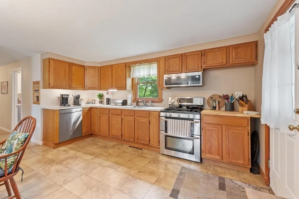 107 Maple Rd, Tewksbury, MA 01876