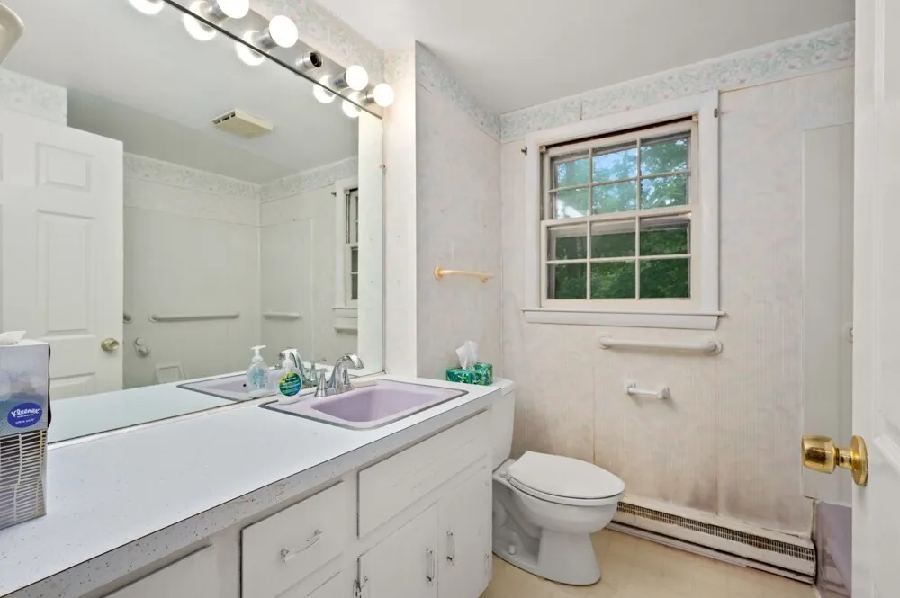 73 Hood Rd, Tewksbury, MA 01876-1058