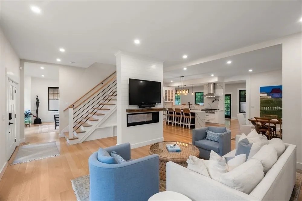 283 Walnut St, Wellesley, MA 02481