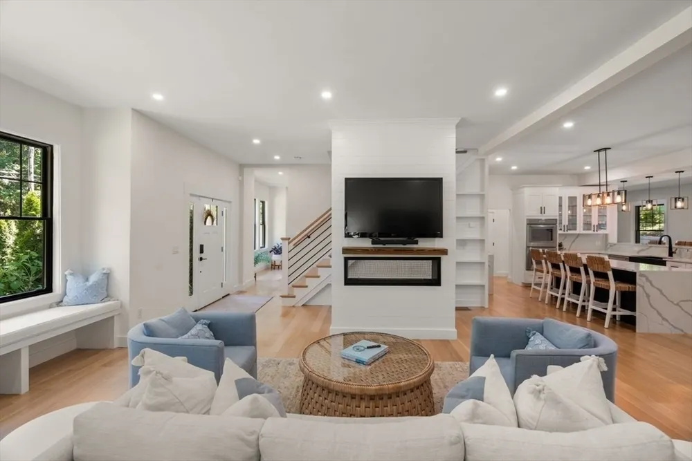 283 Walnut St, Wellesley, MA 02481