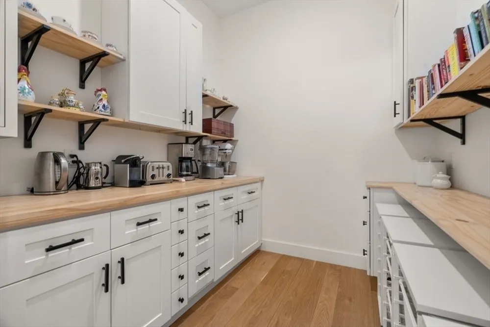 283 Walnut St, Wellesley, MA 02481