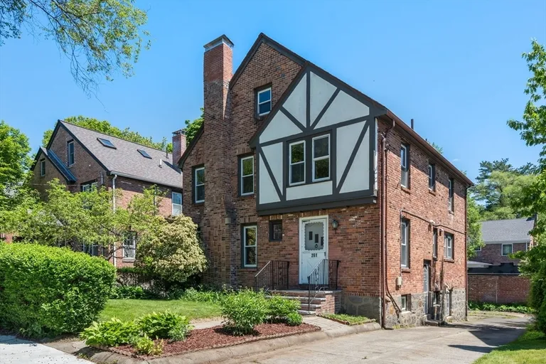 261 Russett Rd, Brookline, MA 02467