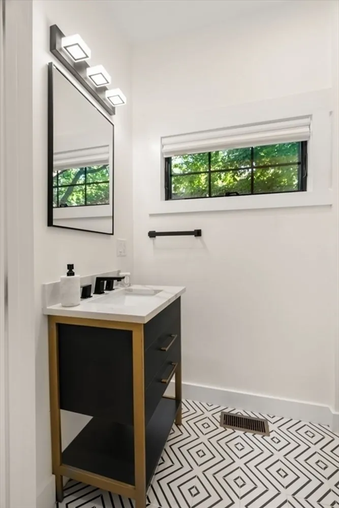 283 Walnut St, Wellesley, MA 02481