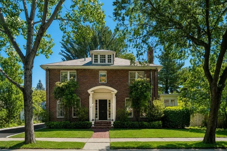 61 Larchwood Dr, Cambridge, MA 02138