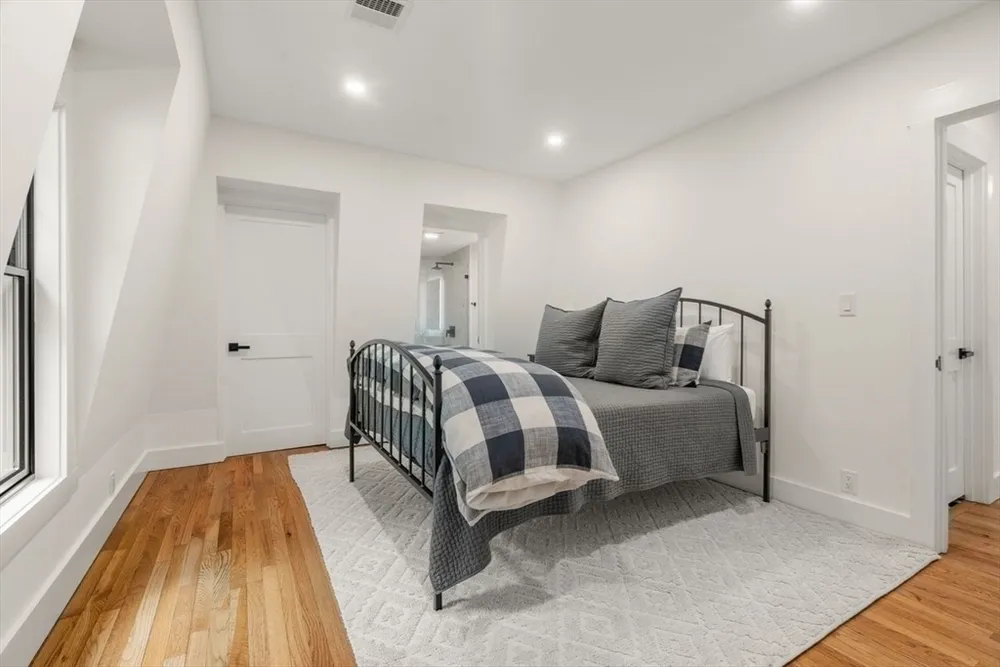 283 Walnut St, Wellesley, MA 02481