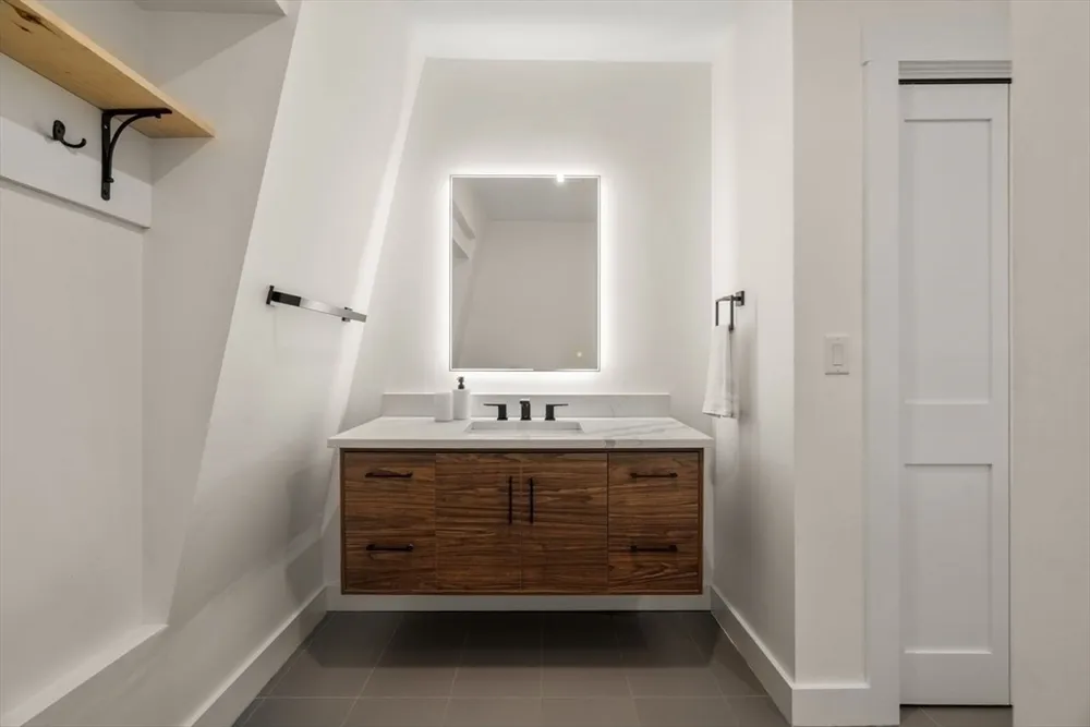 283 Walnut St, Wellesley, MA 02481