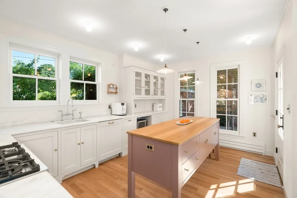 61 Larchwood Dr, Cambridge, MA 02138