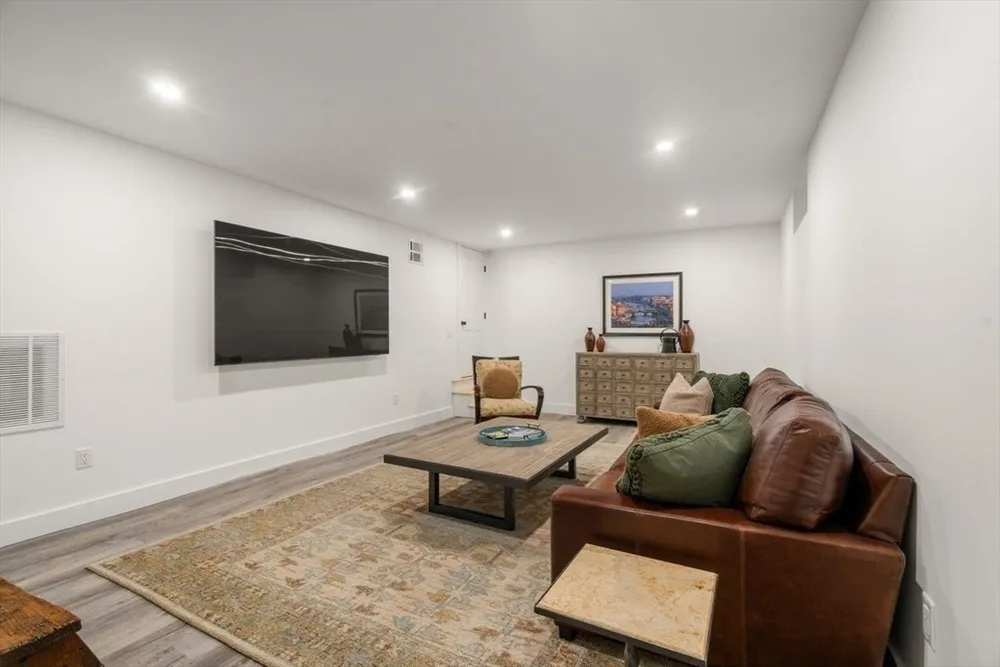 283 Walnut St, Wellesley, MA 02481