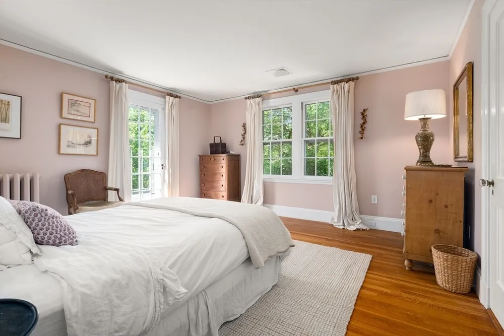 61 Larchwood Dr, Cambridge, MA 02138