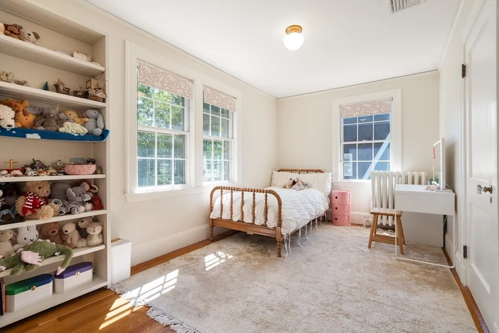 61 Larchwood Dr, Cambridge, MA 02138