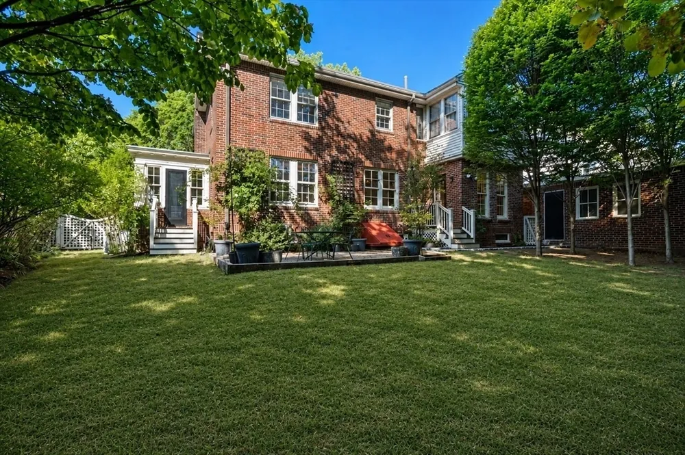 61 Larchwood Dr, Cambridge, MA 02138