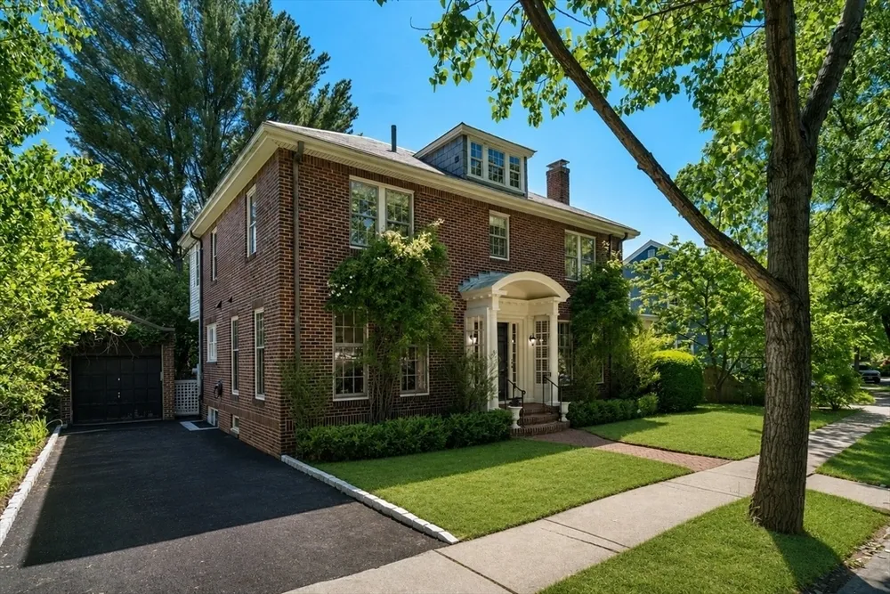61 Larchwood Dr, Cambridge, MA 02138