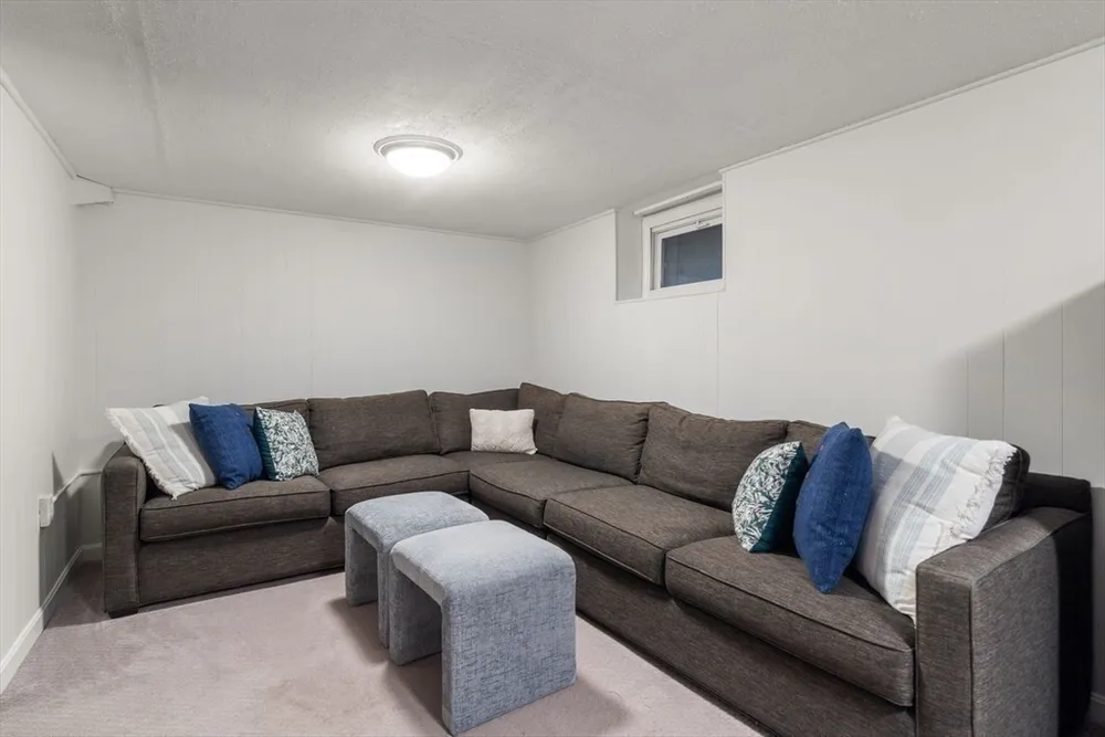 21 Madison Rd, Halifax, MA 02338