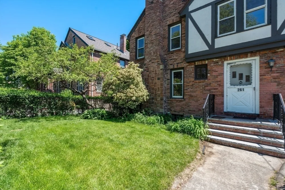 261 Russett Rd, Brookline, MA 02467