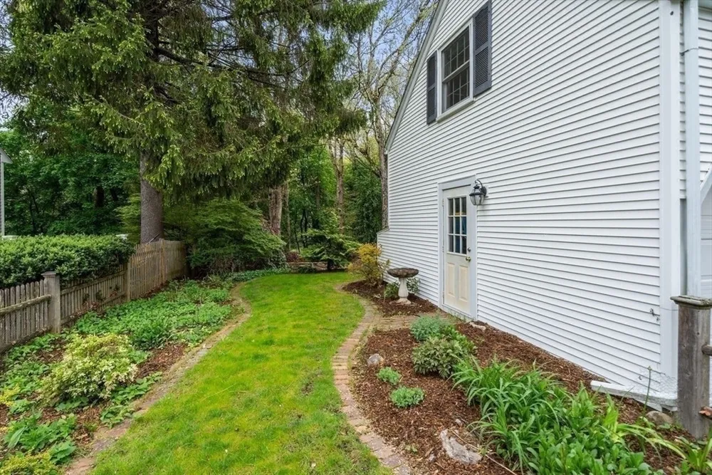 21 Madison Rd, Halifax, MA 02338