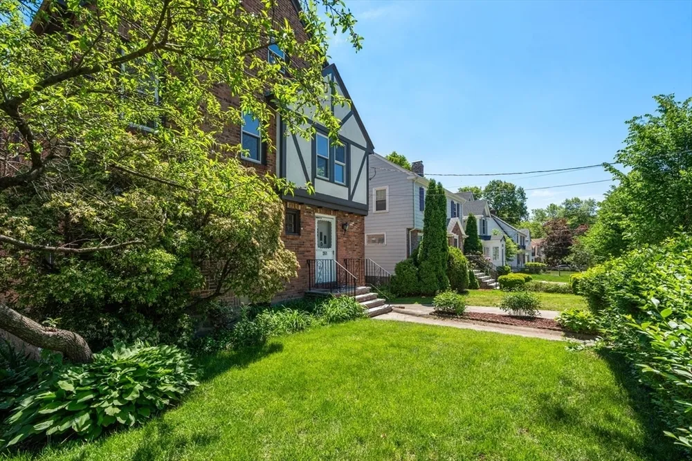 261 Russett Rd, Brookline, MA 02467