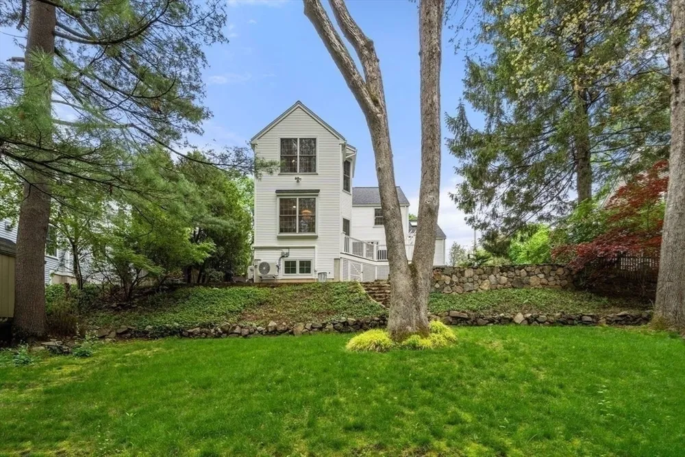 21 Madison Rd, Halifax, MA 02338