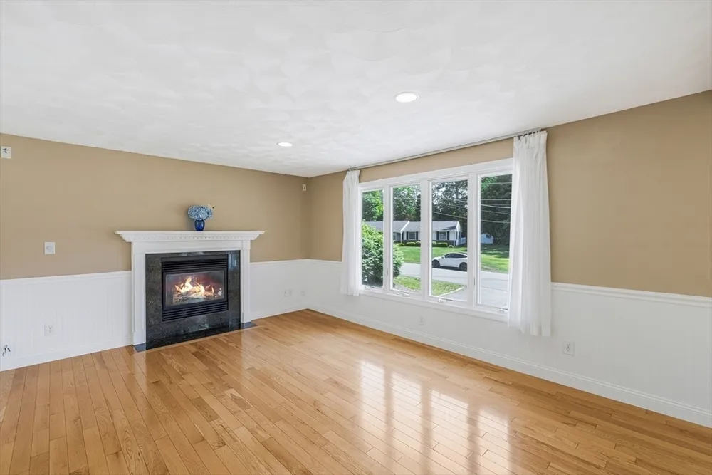 14 Raymond Rd, Chelmsford, MA 01824