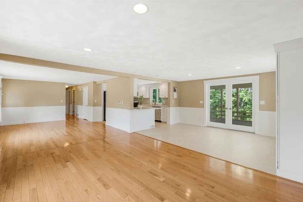 14 Raymond Rd, Chelmsford, MA 01824