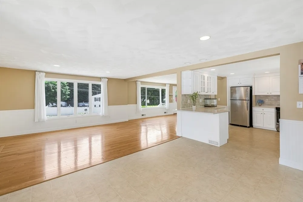 14 Raymond Rd, Chelmsford, MA 01824