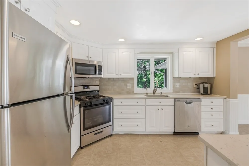 14 Raymond Rd, Chelmsford, MA 01824