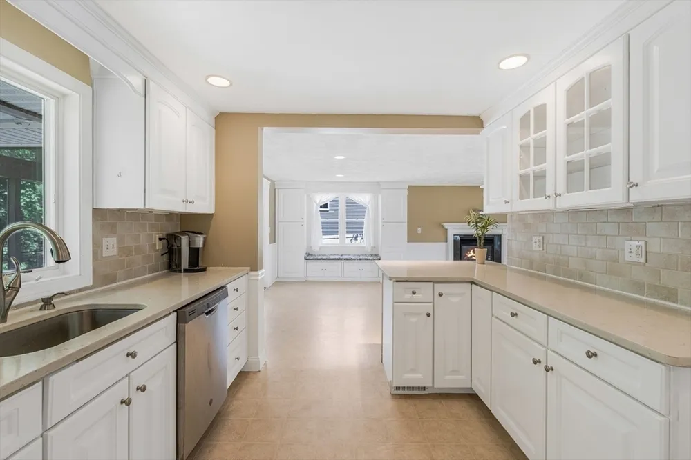 14 Raymond Rd, Chelmsford, MA 01824