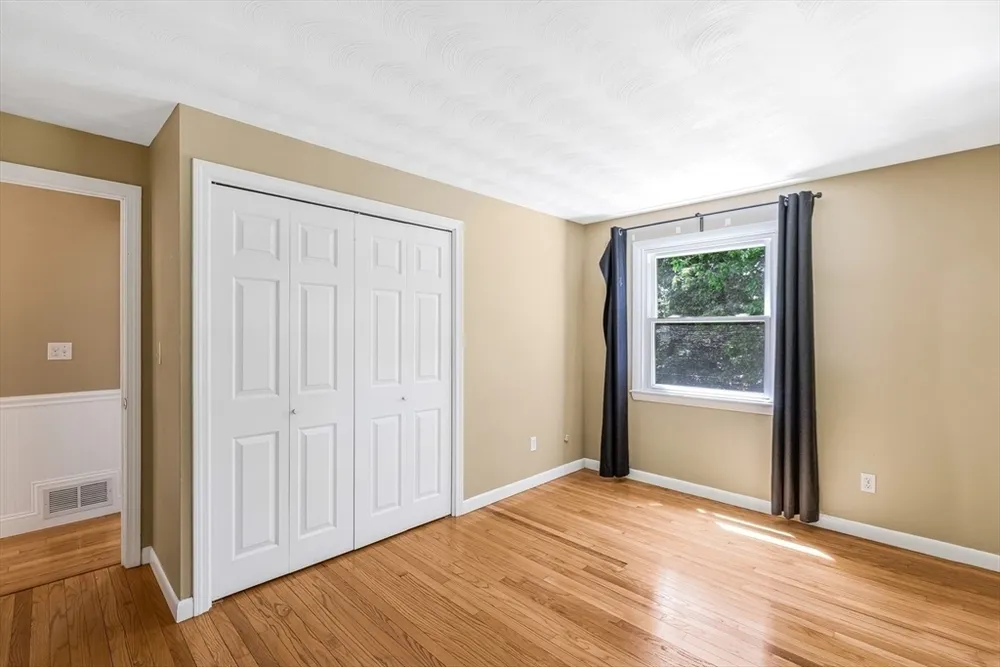 14 Raymond Rd, Chelmsford, MA 01824