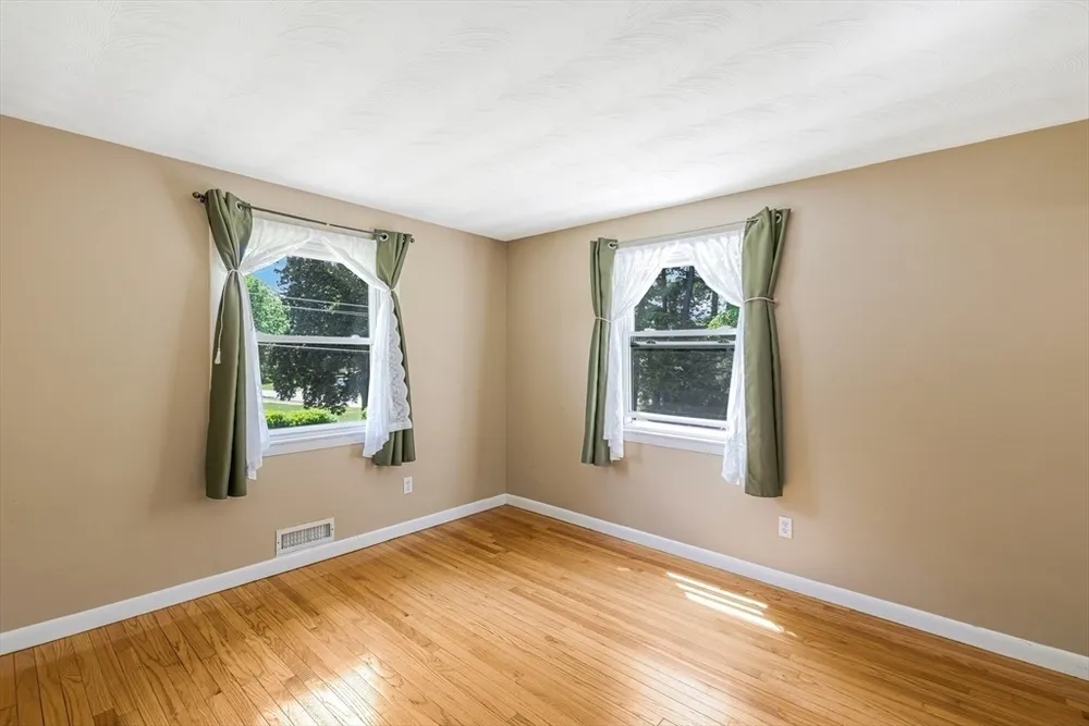 14 Raymond Rd, Chelmsford, MA 01824