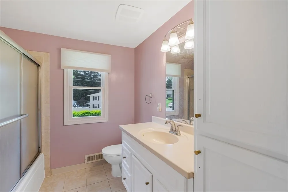 14 Raymond Rd, Chelmsford, MA 01824