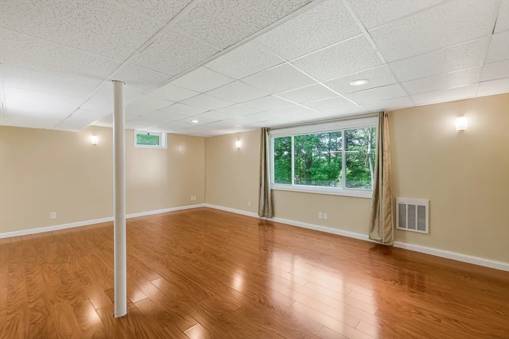 14 Raymond Rd, Chelmsford, MA 01824