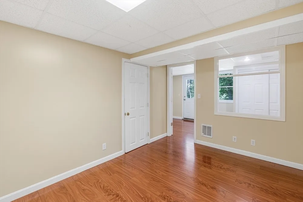 14 Raymond Rd, Chelmsford, MA 01824