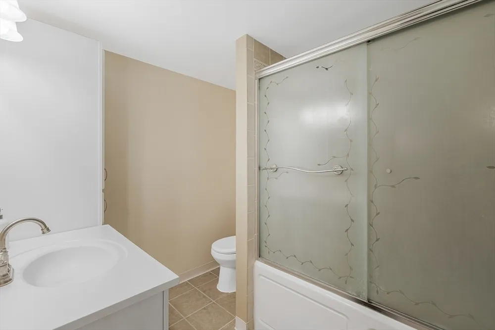 14 Raymond Rd, Chelmsford, MA 01824