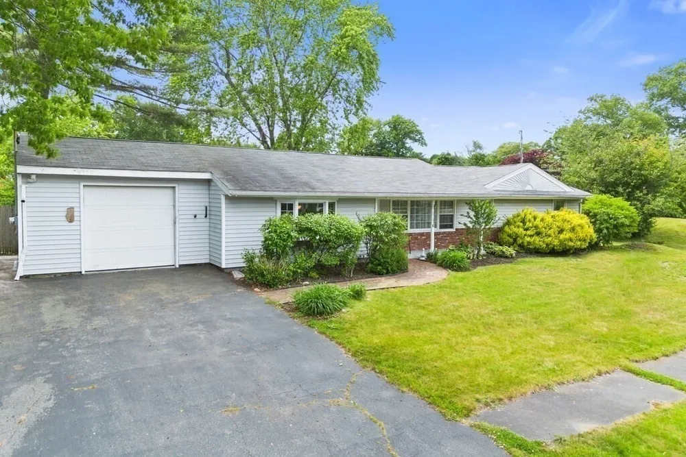 6 Antrim Rd, Peabody, MA 01960